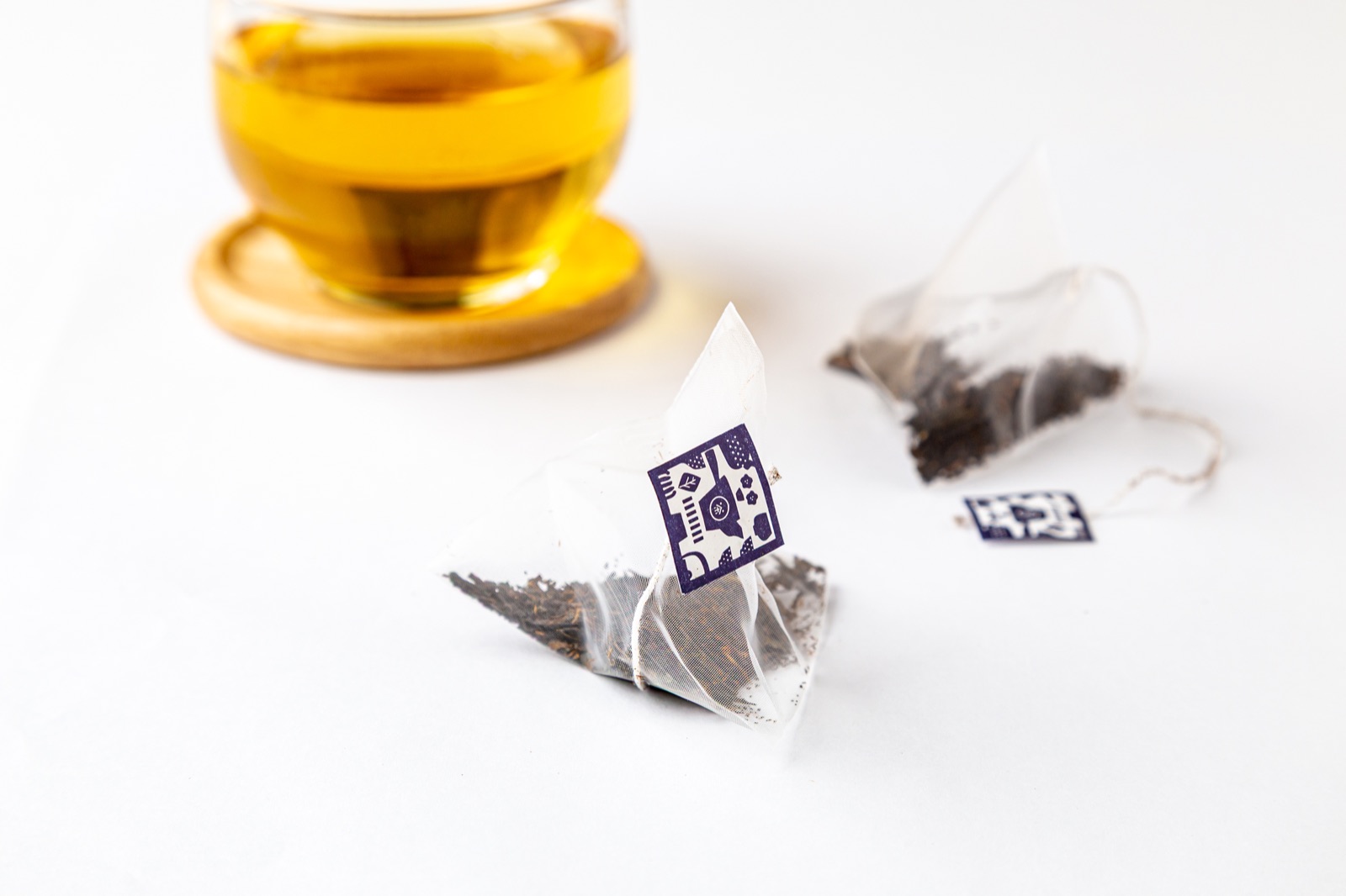 京和紅茶の三角ティーバッグと抽出したお茶